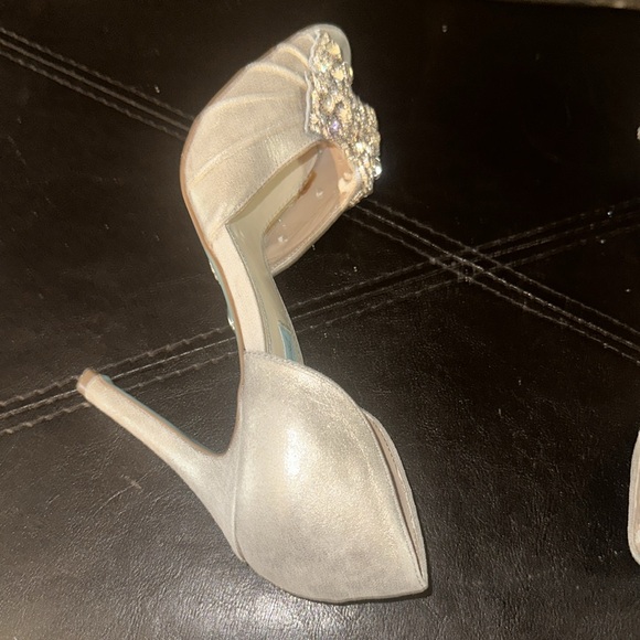 Betsey Johnson Crystal Bow Pumps, Shoes, Size 7M, Leather Uppers, Light Grey. - Picture 5 of 8